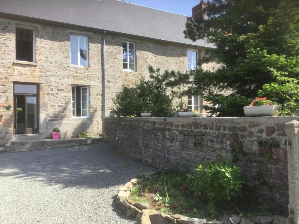 La Petellerie, Maison De Campagne Avec Piscine Pour Un Sejour Detente Moyon Luaran gambar